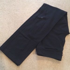 lululemon black luon pants with 2 back pockets